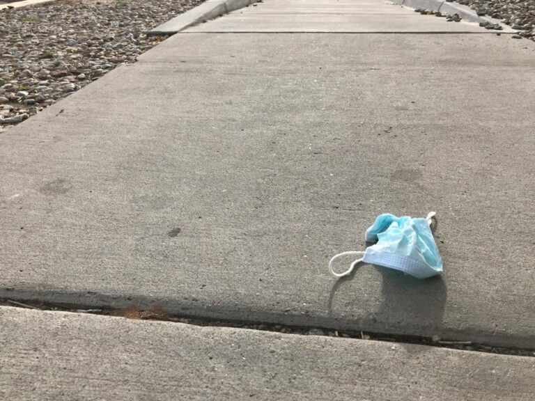 masque usagé jeté sur la voie publique