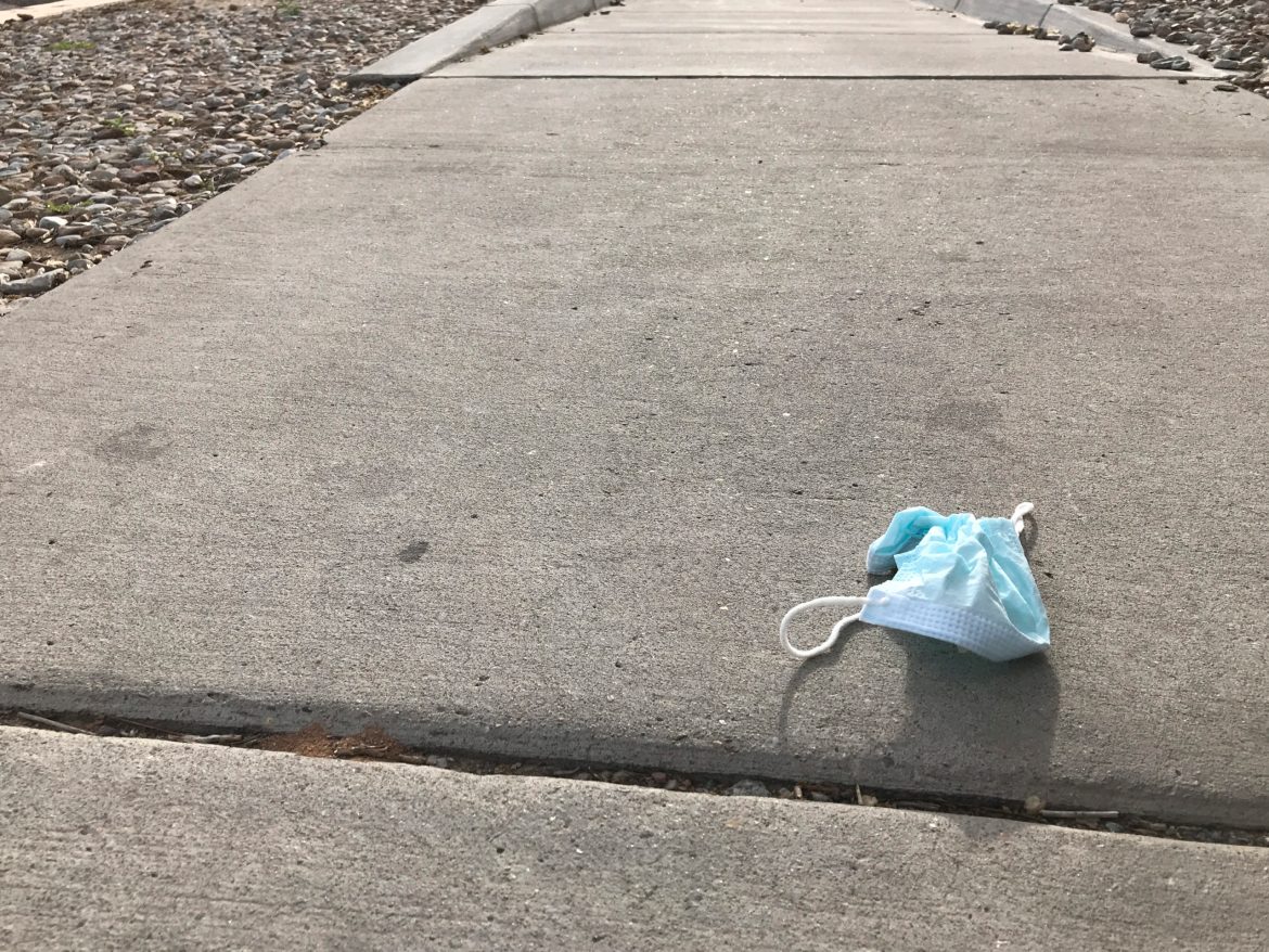 masque usagé jeté sur la voie publique